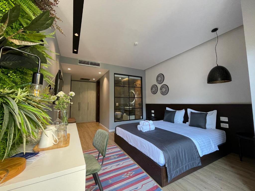 地拉那Retreat Apartments的酒店客房,配有床和植物