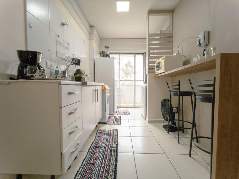 马林加Apartamento Wifi Smart - CID517A的厨房配有白色橱柜和冰箱。