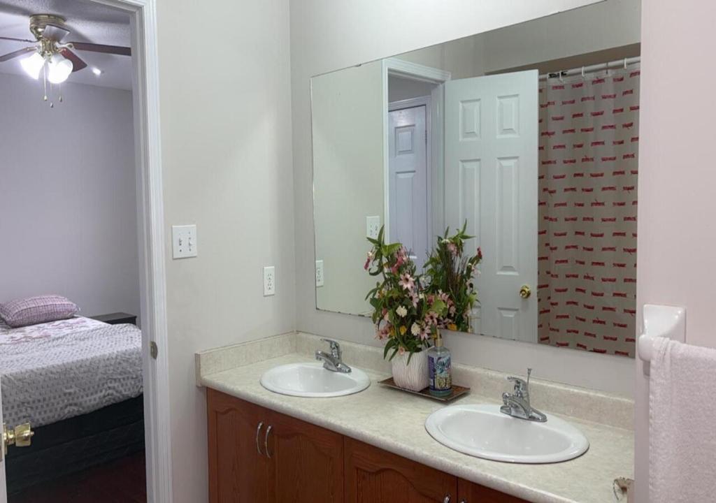 布兰普顿Beautiful private Room near Airport的一间带两个盥洗盆和大镜子的浴室