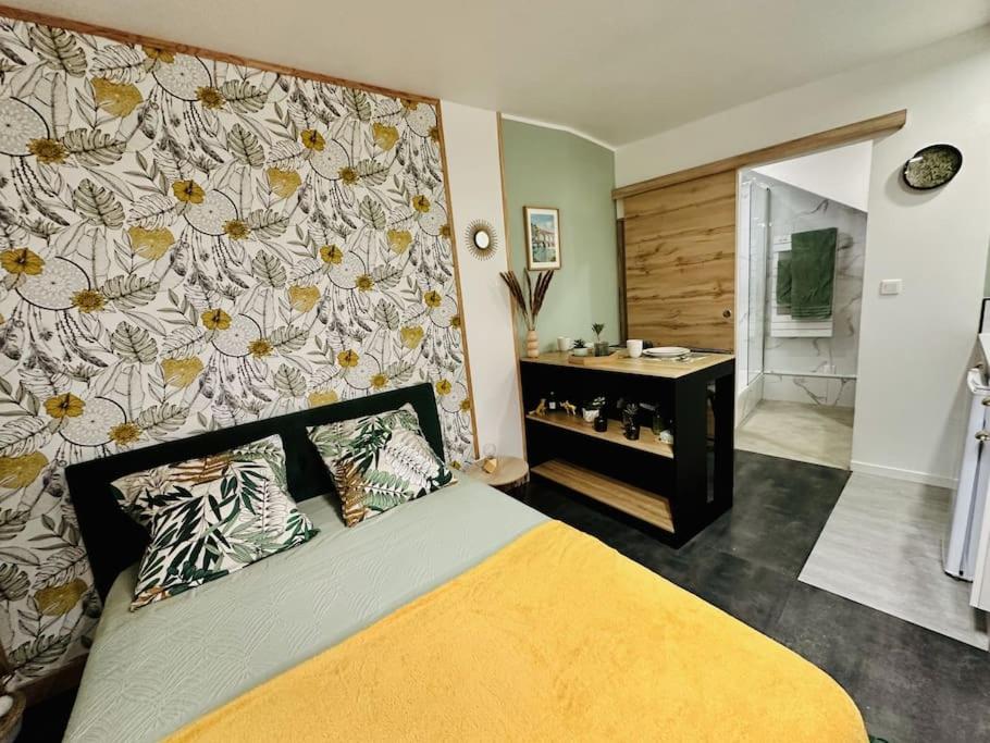 圣吉尔Studio Cosy的一间卧室设有一张床和鲜花墙