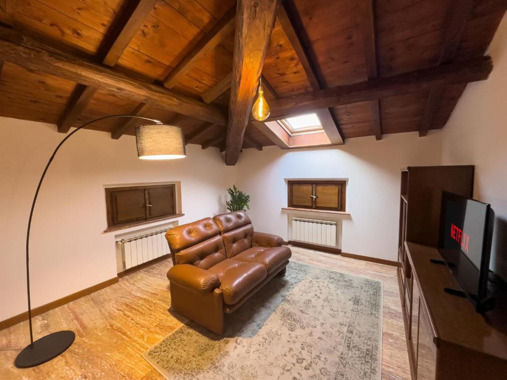 CasinalboSuite Carlo - Modena的客厅配有真皮沙发和电视