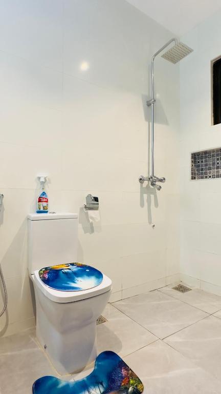 蒙巴萨The pontoons的一间带蓝色座椅卫生间的浴室
