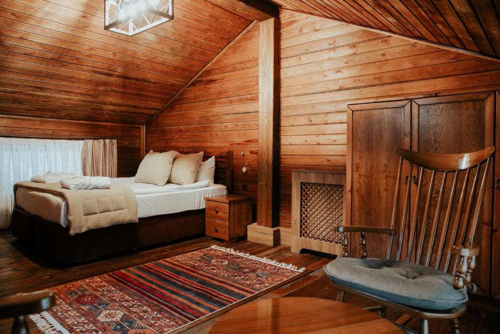 乌鲁达Karinna Orman Koskleri的小木屋内一间卧室,配有一张床