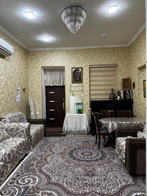 撒马尔罕4х комнатная квартира Дом的客厅配有沙发和桌子