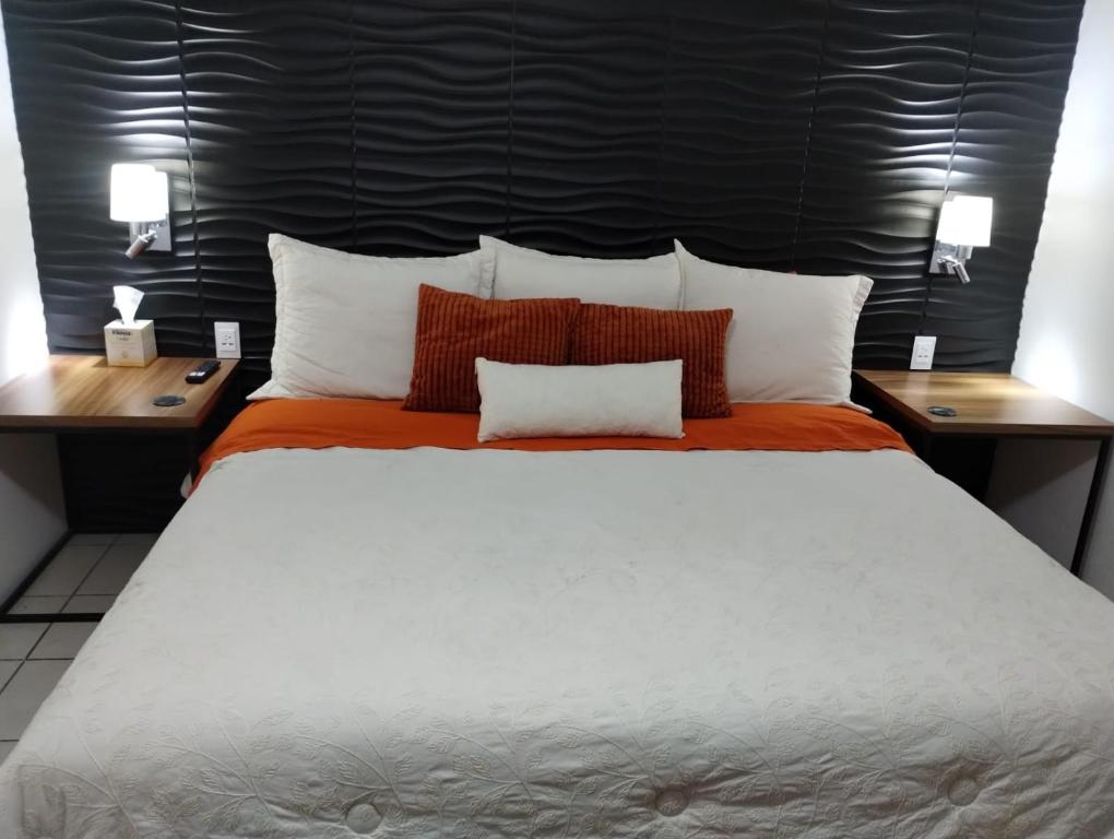 瓜达拉哈拉Casa Orquídea的卧室配有一张大白色床和两张书桌