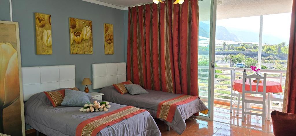 波多·纳奥斯Apartamento Sol y Playa Puerto Naos的一间带两张床的卧室和一个阳台