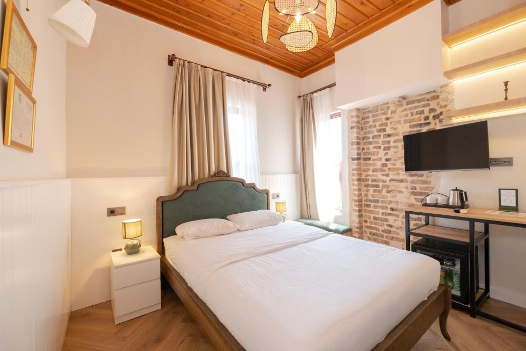 Saye Konak Hotel &#39; Kaleiçi&amp;Oldtown&#39;的电视和&#47;或娱乐中心