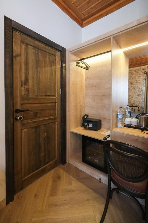 Saye Konak Hotel &#39; Kaleiçi&amp;Oldtown&#39;的厨房或小厨房