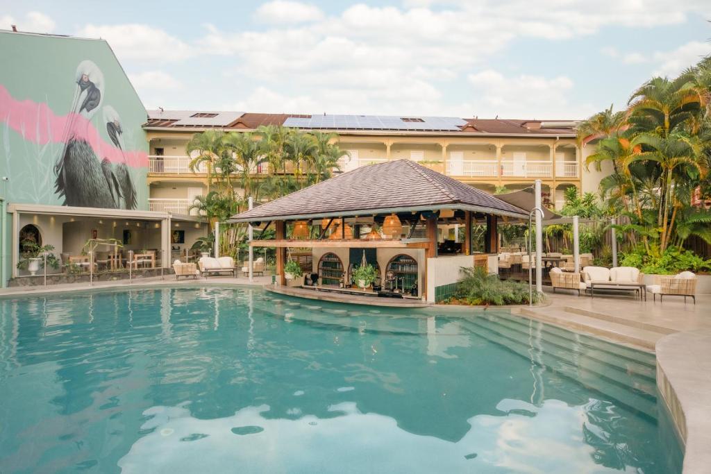 莱特鲁瓦西莱La Pagerie - Tropical Garden Hotel的酒店前的游泳池