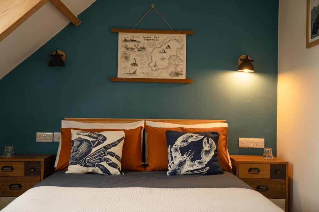 彭赞斯EasyPZ Stay的一间卧室配有一张蓝色墙壁的床