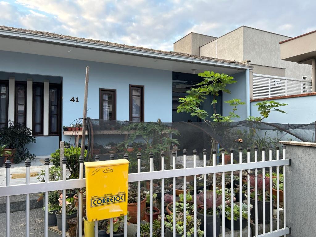 南雅拉瓜Casa das Suculentas的房屋前的白色围栏