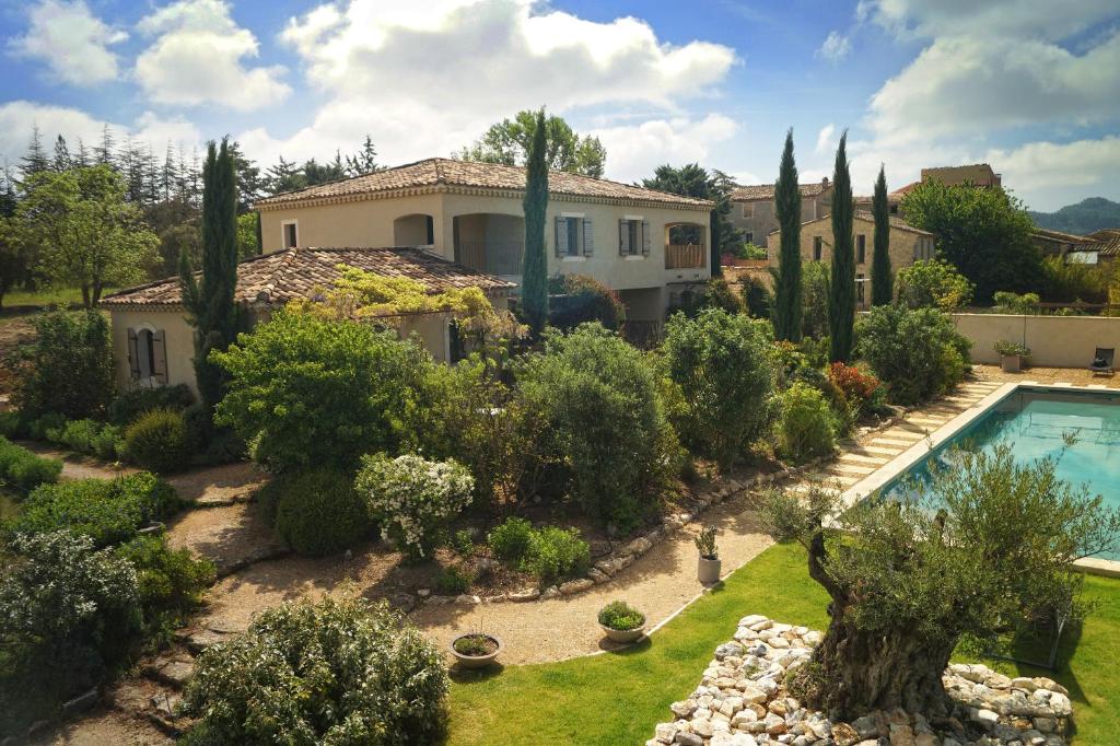 圣萨蒂南艾普特马斯乐德辛克度假屋的一座带花园和游泳池的房子