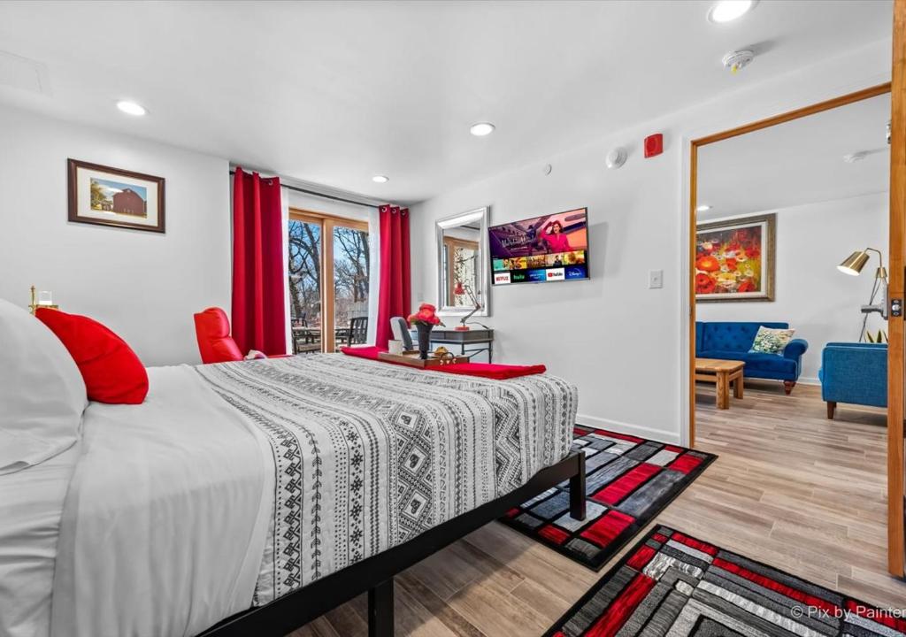 HuntleyHarmony Inn, Huntley Illinois的一间卧室配有一张带红色枕头的大床