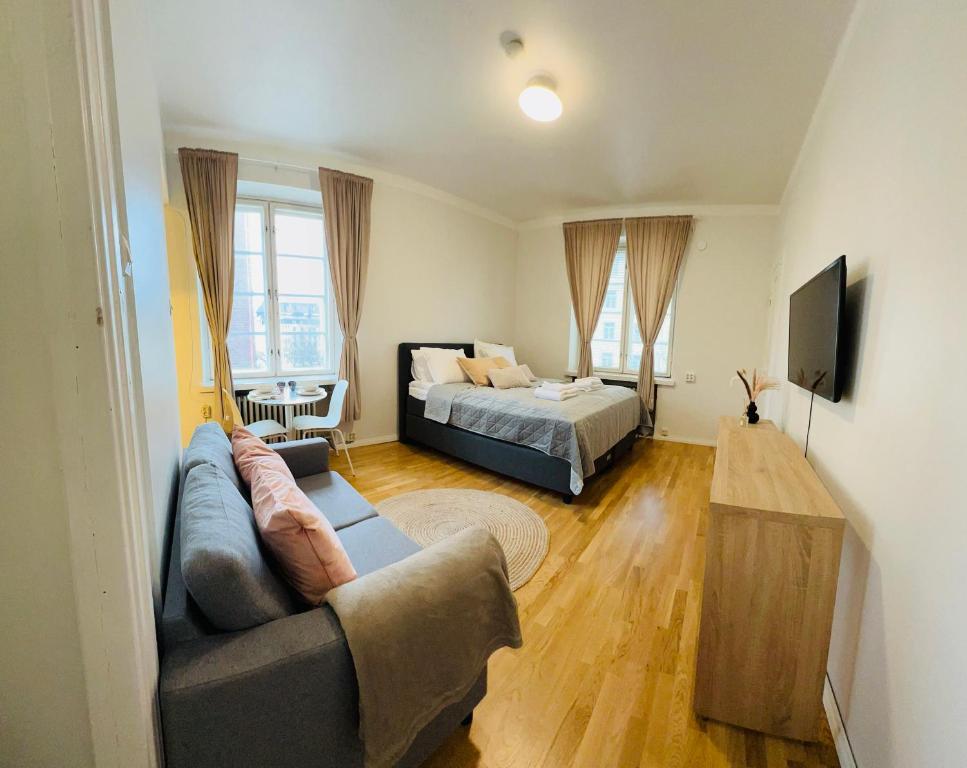 赫尔辛基Your Chic Vibrant Airbnb的客厅配有沙发和1张床