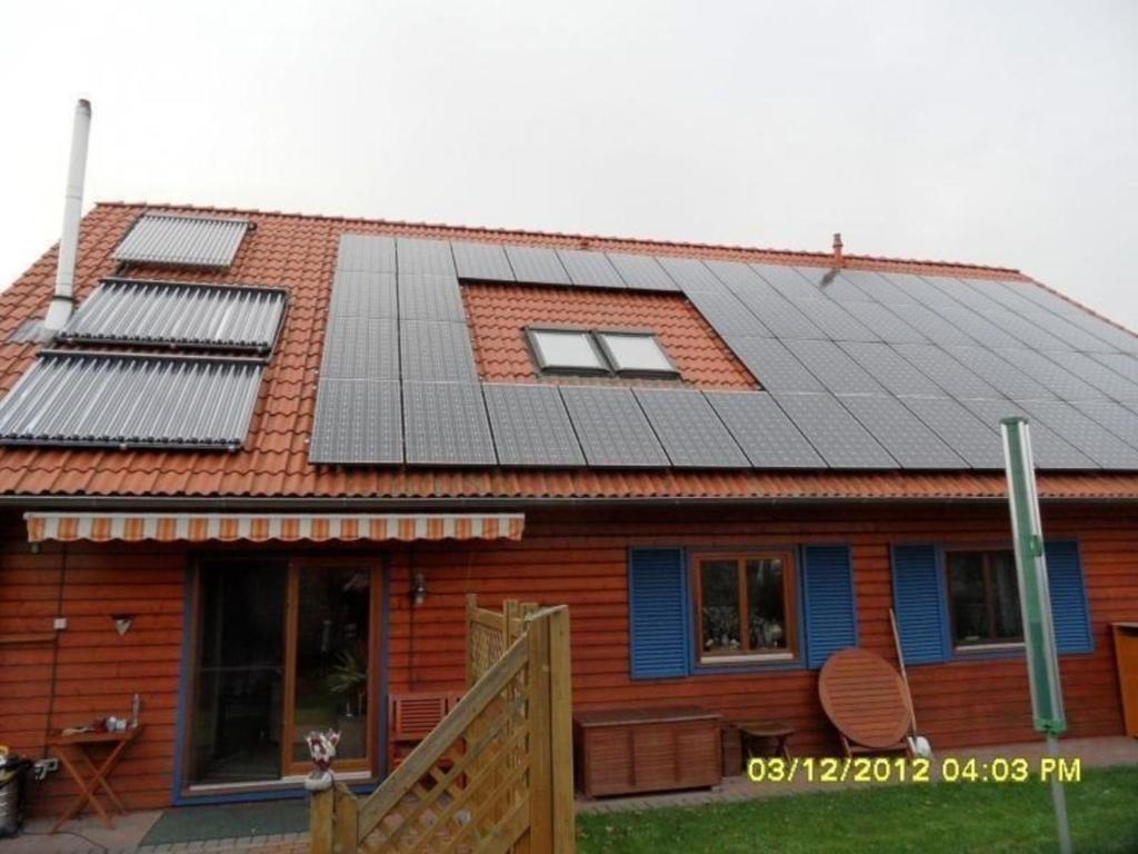 UchteLuxus-Ferienwohnung für Ruhesuchende in der Natur的屋顶上设有太阳能电池板的房子