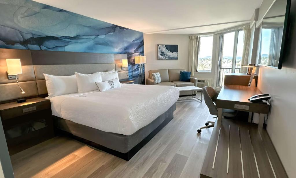 纳奈莫海滨堡垒酒店的酒店客房配有一张床、一张书桌和一台电脑