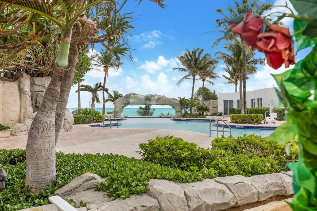 阳光岛滩15th Floor Luxury Suite at Trump Int Resort的一个带游泳池和棕榈树的度假村