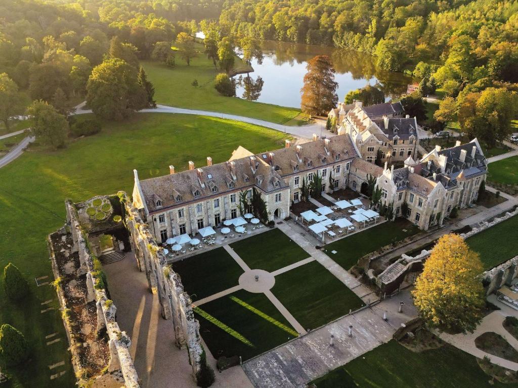 Cernay-la-Ville德沃塞尔奈修道院酒店的享有豪宅的空中景致,设有大院子