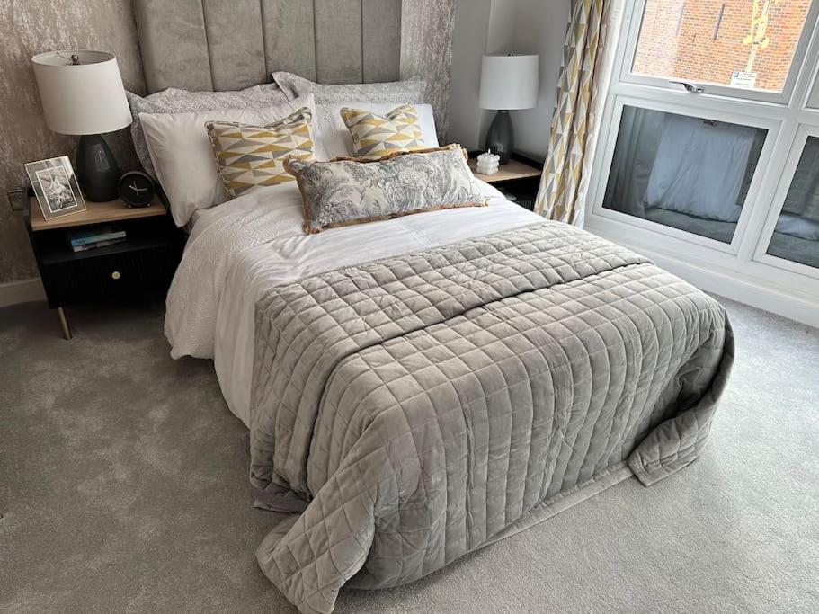 莱斯特Luxurious Flat at Leicester Town的一间卧室设有一张大床和一个窗户。