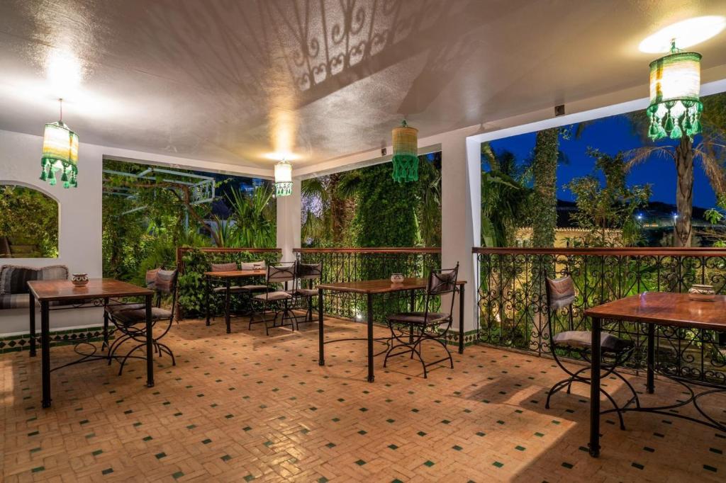 舍夫沙万莫利诺花园酒店的一间带桌椅和大型壁画的餐厅