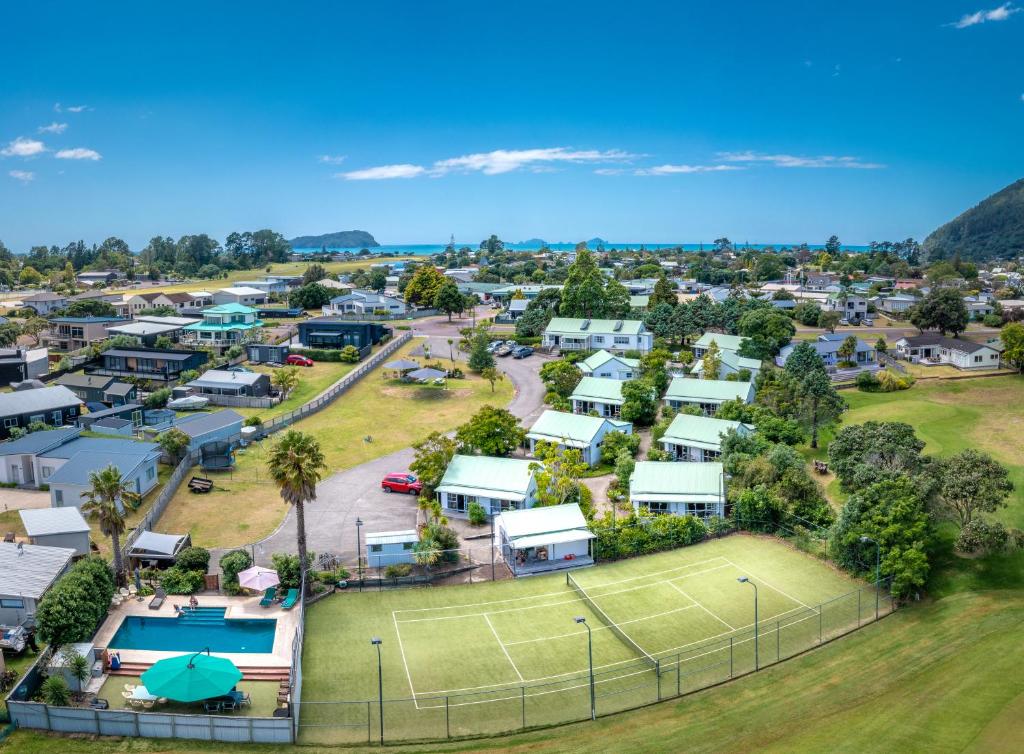 帕瓦努伊帕瓦努伊松树汽车旅馆的房屋的空中景观,设有网球场