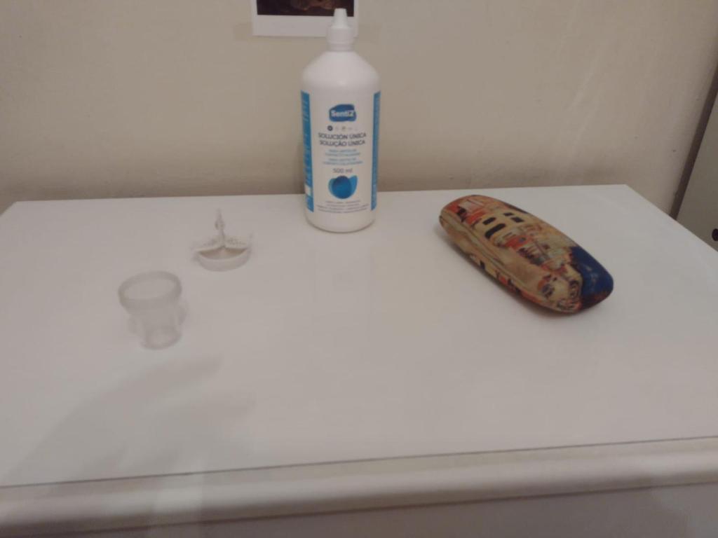 马德里Habitación acogedora por días的浴室水槽上备有一瓶水和玩具
