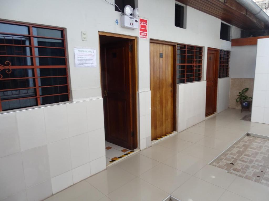 廷戈玛丽亚Hostal Ucayali的大楼内带两扇门的走廊