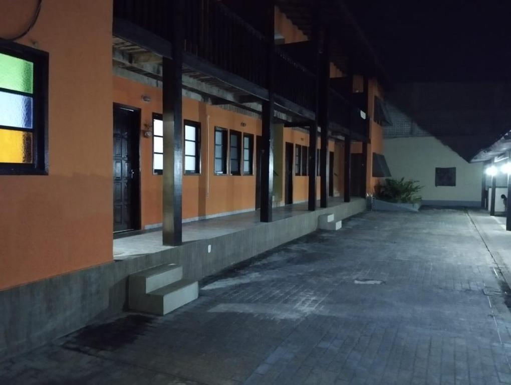 瓜拉派瑞Pousada Paraiso Guarapari的夜间建筑物空的走廊
