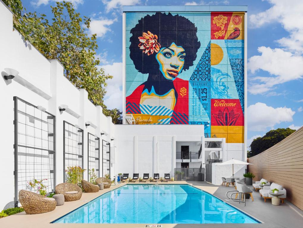 洛杉矶The Pierside Santa Monica的一座带游泳池的建筑的侧面壁画