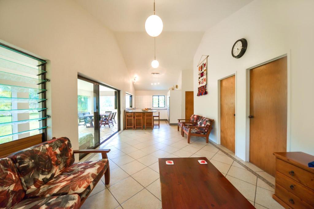 阿鲁坦加卡帕卡帕度假屋的客厅配有沙发和桌子
