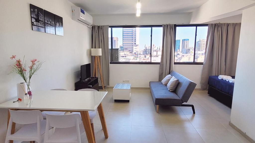 布宜诺斯艾利斯Pacifico Apartment的一间带桌子的客厅和一间餐厅