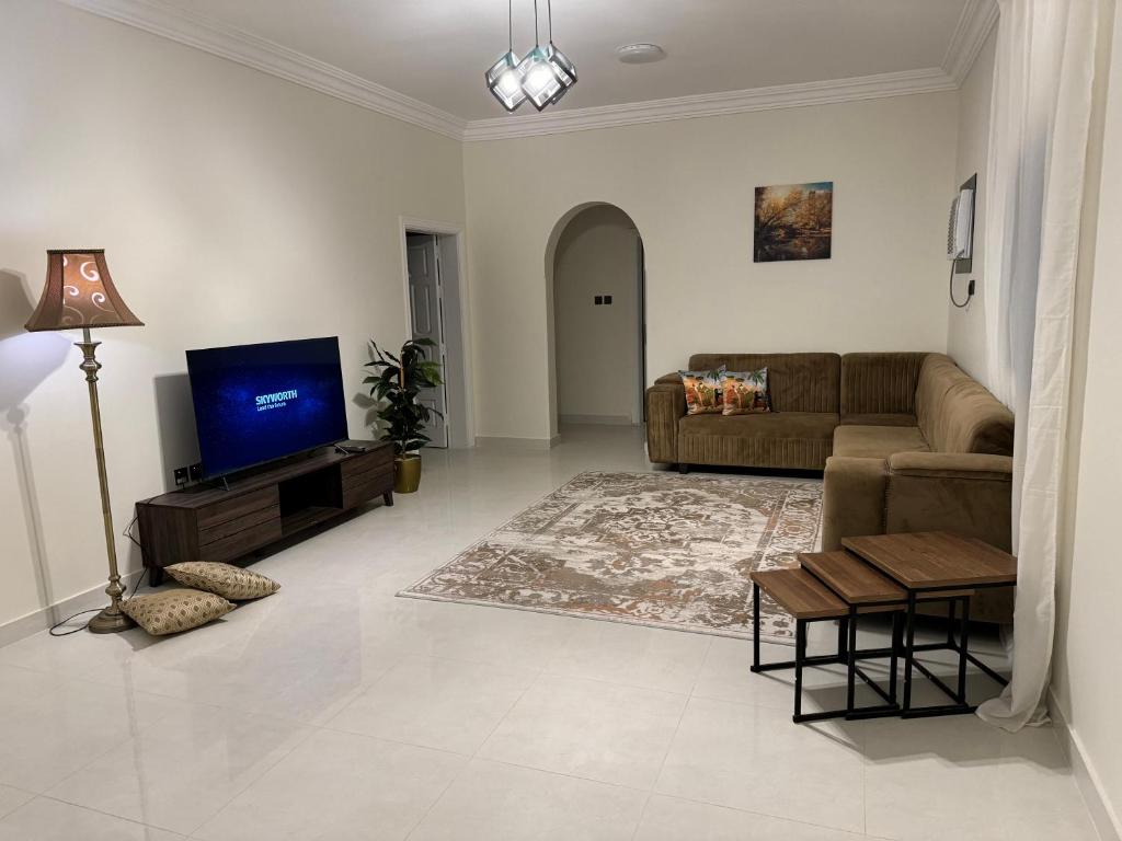 麦地那Almadina Laxury Apartemetns的带沙发和电视的客厅