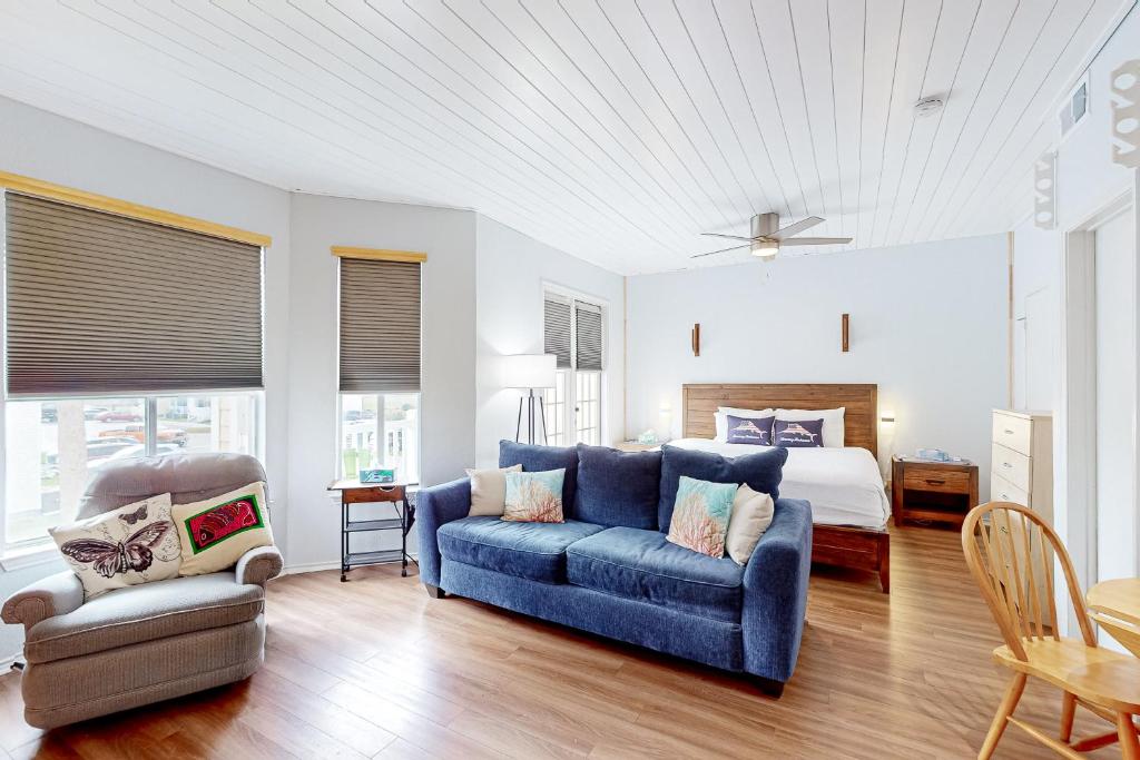 帕德雷岛Starfish的一间卧室配有蓝色的沙发和一张床