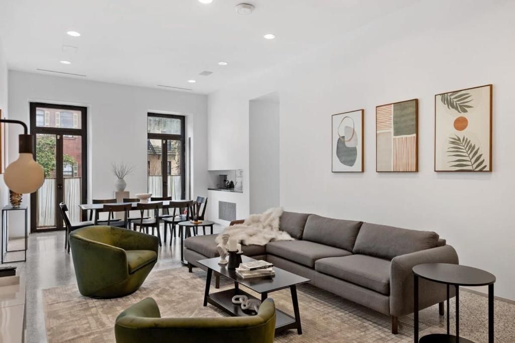 纽约Chelsea Canvas II by RoveTravel Large 3BR Duplex的客厅配有沙发和桌子