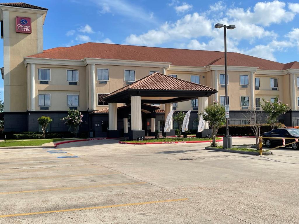 休斯顿Spark Suites Hobby Airport的前面有一个停车位的酒店