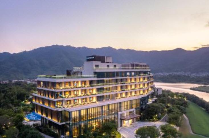 北京福州贵安温德姆酒店的享有河流和山脉美景的大型建筑