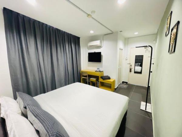 Wakaf BaharuHalo Rooms Hotel的一间医院间,配有一张床和一张书桌
