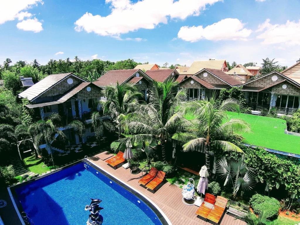 富国Sweethome Resort & Spa Phú Quốc的享有带游泳池的房屋的空中景致