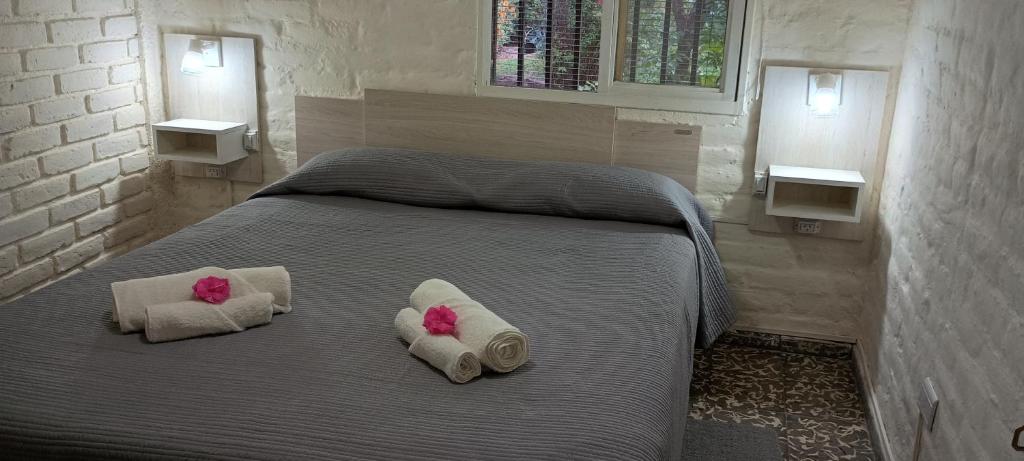 卢汉德库约La Ilusión的一间卧室配有带毛巾的床