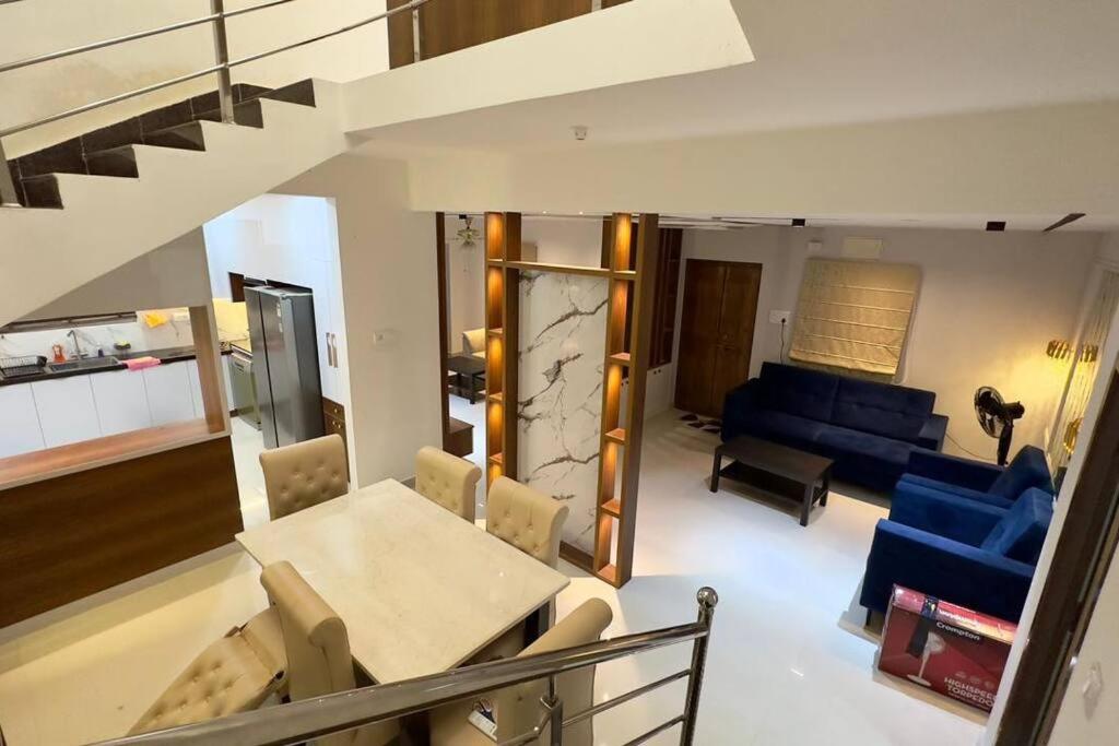 海得拉巴Brand New Luxurious Independent Villa的客厅配有桌子和沙发