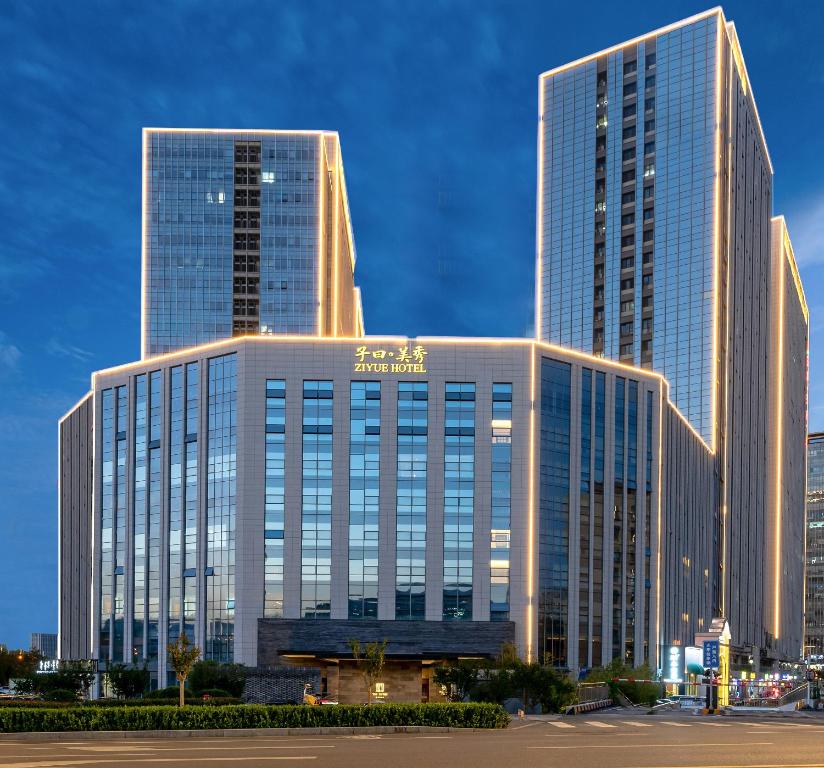 济南Jinan Ziyue Meixiu Hotel的一座大型建筑,有两座高高的摩天大楼