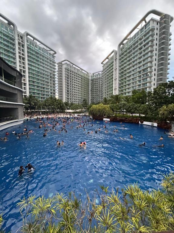 马尼拉Azure Staycation Place的一群人在大型游泳池游泳