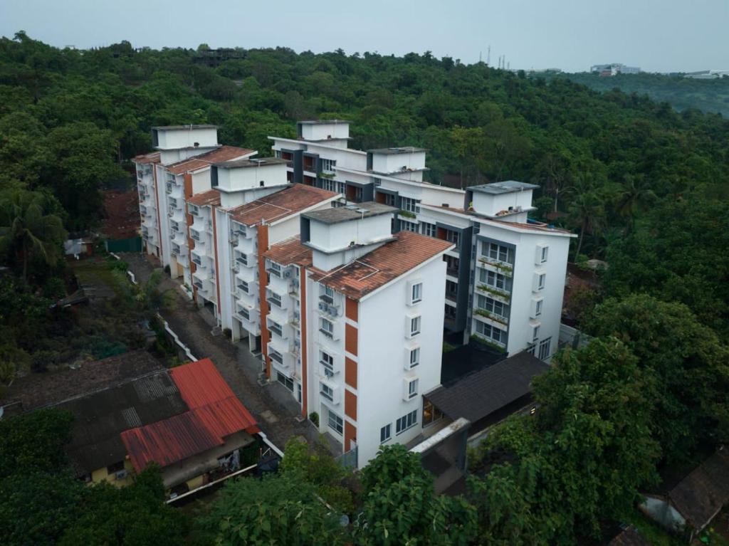 尼禄Carnival De Goa的享有白色公寓大楼的顶部景致