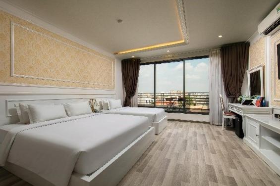 Trương LâmToàn Thắng Hotel - 423 Ngô Gia Tự, Long Biên - by Bay Luxury的一间大卧室,配有一张白色的大床和一间浴室