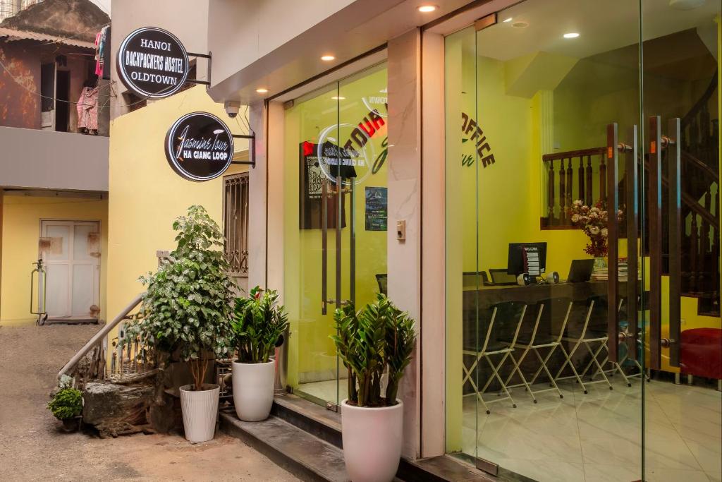 河内Hanoi Backpackers Hostel Oldtown的前面有盆栽植物的商店