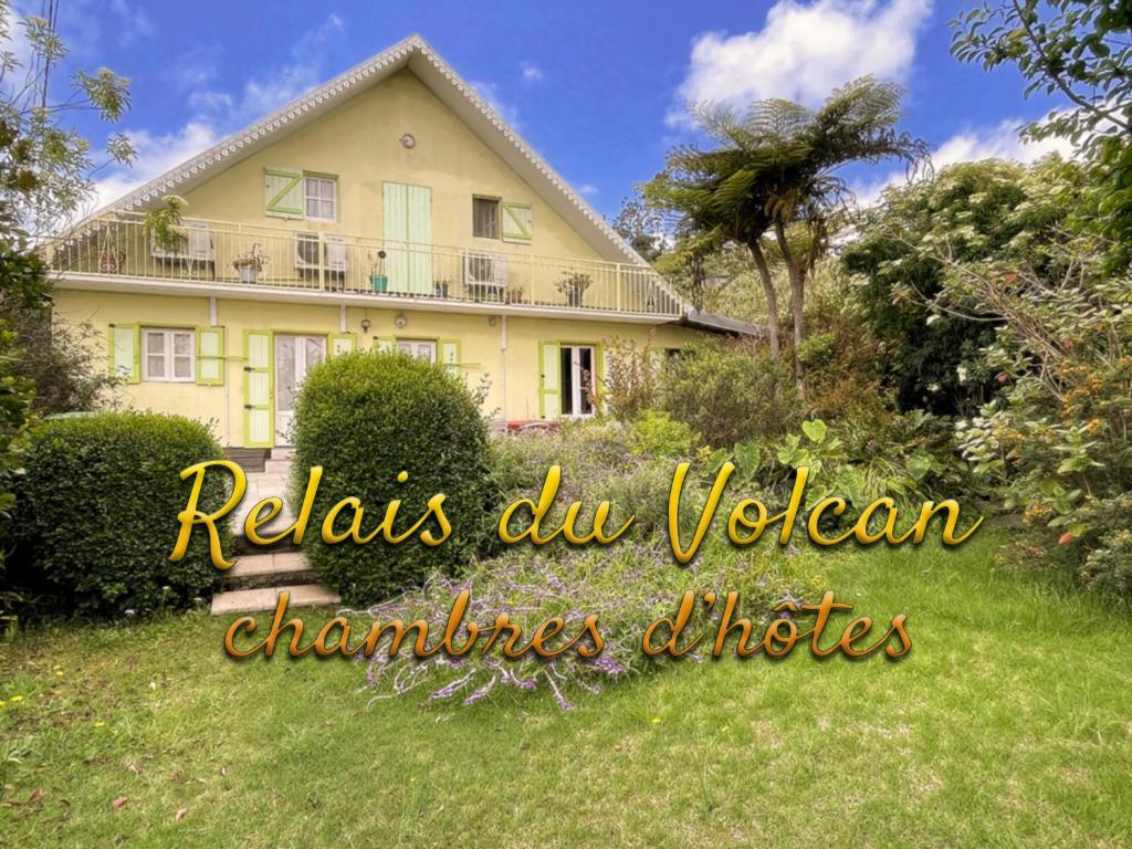 卡夫尔高原Relais du Volcan的黄色房子,有“relaja da vía victorian chardonias”字样