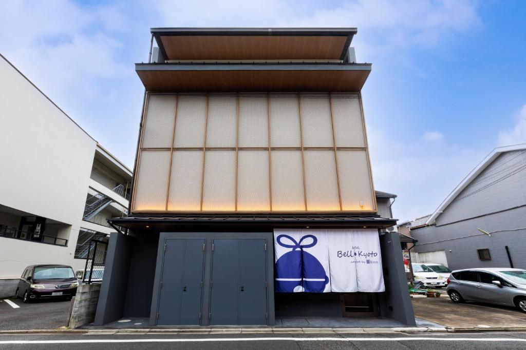 京都hotel Bell・Kyoto的一座建筑,上面涂有蓝色的弓