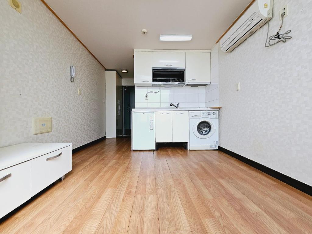 釜山D&D PineVill的一间厨房,在房间内配有洗衣机和烘干机