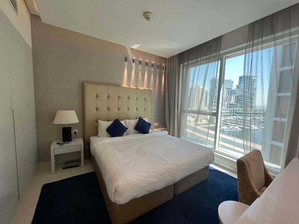迪拜DAMAC Voleo In Business Bay的一间卧室设有一张大床和一个大窗户