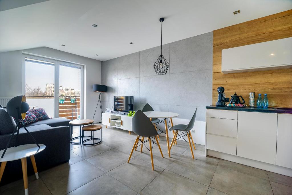 蒂黑Apartament EcoPure Tychy的厨房以及带沙发和桌子的客厅。